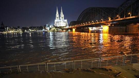 Wasser umspült die Rheinpromenade in Köln. Foto: Henning Kaiser
