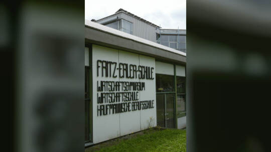 An der Fritz-Erler-Schule ist eine Schülerin der Berufsfachschule Wirtschaft positiv auf das Coronavirus getestet worden.