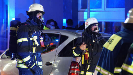 Pforzheim: Brand im Treppenhaus sorgt fuer einen Feuerwehr Grosseinsatz