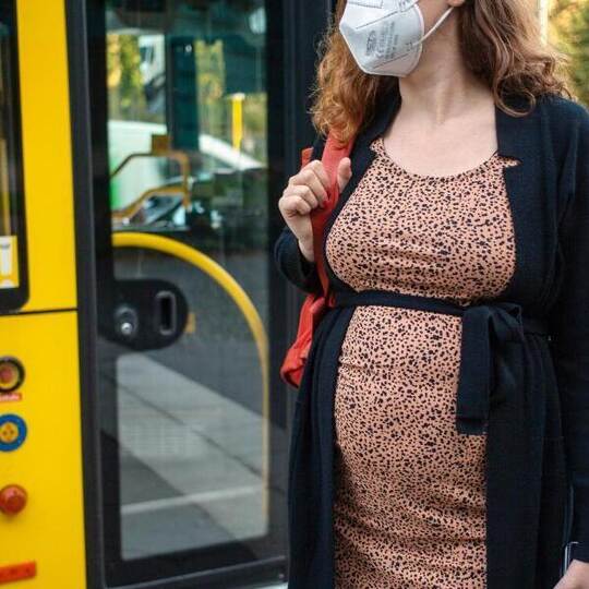 Schwangere Frau mit FFP2-Maske
