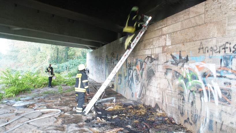 Pforzheim: Im Bereich Obdachlosenheim kam es unter einer Bruecke zu einem Brand - Feuerwehr im Einsatz