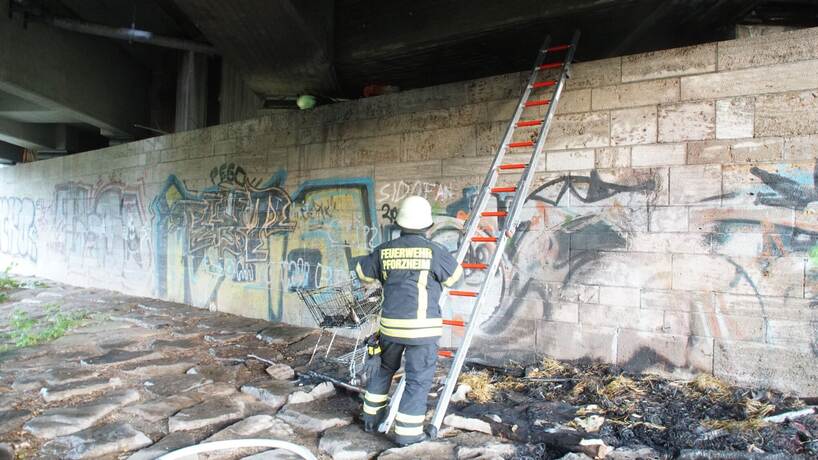 Pforzheim: Im Bereich Obdachlosenheim kam es unter einer Bruecke zu einem Brand - Feuerwehr im Einsatz